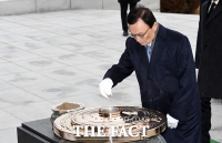 [TF포토] 현충탑 참배하는 이해찬 대표