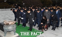 [TF포토] 현충탑에 참배하는 더불어민주당