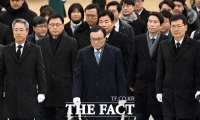 [TF포토] 현충원 참배하는 이해찬 대표와 더불어민주당 의원들
