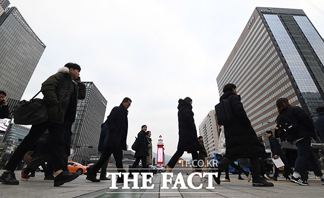 2020년 새해 첫 근무일인 2일 오전 서울 종로구 광화문 사거리에서 시민들이 힘찬 발걸음으로 출근하고 있다. /이동률 기자