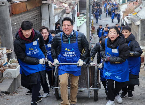 2일 오전 서울 노원구 중계본동 백사마을에서 현대백화점그룹 정지선 회장과 임직원이 10년째 맞이한 ‘연탄 나눔 봉사’에서 리어카에 연탄을 싣고 나눔에 참여하고 있다. /현대백화점그룹 제공