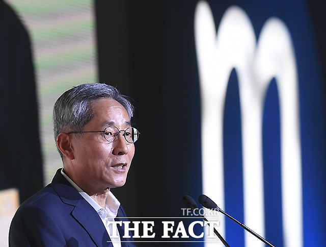 윤종규 KB금융그룹 회장이 2일 서울 여의도 KB국민은행 본점에서 시무식을 열고 올해 그룹 경영전략으로 △핵심경쟁력 강화 △사업영역 확장 △역동적이고 창의적인 KB △고객 중심 디지털 혁신(L.E.A.D) 등을 제시했다. /더팩트DB