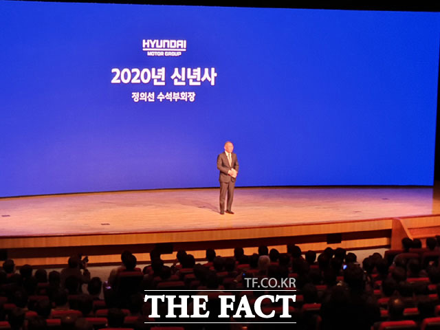 정의선 현대자동차그룹 수석부회장이 2일 오전 8시 서울 서초구 양재동 본사 대강당에서 열린 2020년 신년회에 참석해 새해 메시지를 전하고 있다. /서초구=이성락 기자