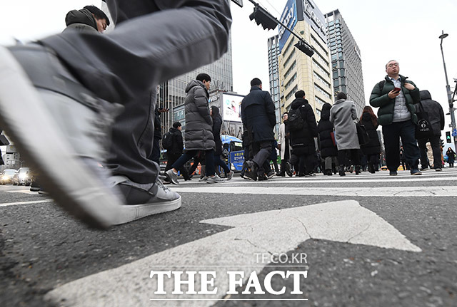 2020년 새해 첫 근무일인 2일 오전 서울 종로구 광화문 사거리에서 시민들이 힘찬 발걸음으로 출근하고 있다. /이동률 기자