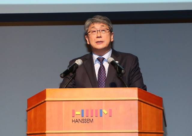 강승수 한샘 회장이 2일 오전 서울 마포구 한샘 상암사옥에서 열린 시무식에서 신년사를 발표하고 있다. /한샘 제공