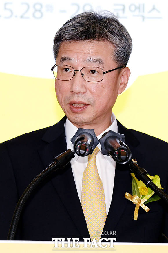 허인 KB국민은행장이 2일 신년사를 통해 실패를 두려워 않는 도전정신과 고객의 이익을 최우선으로 하는 정도영업에서 혁신의 근본을 찾아야 한다고 당부했다. /더팩트 DB