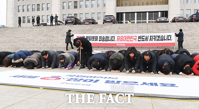 자유한국당의 새해 국민들께 드리는 인사 행사가 2일 오전 서울 여의도 국회의사당 본청 계단 앞에서 진행된 가운데 황교안 대표(가운데)를 비롯한 의원들이 세배를 하고 있다. / 국회=배정한 기자