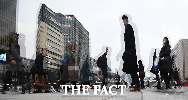 2020년 새해 첫 근무일인 2일 오전 서울 종로구 광화문 사거리에서 시민들이 힘찬 발걸음으로 출근하고 있다. /이동률 기자