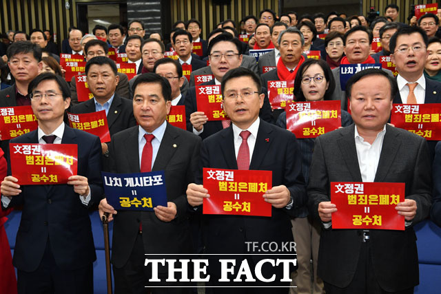 한국당 내에선 공수처법과 선거법 등을 막지 못한 데 당 지도부 책임론이 제기되고 있다. 황 대표 등 의원들이 지난달 30일 의원총회에 참석해 공수처법안 통과를 반대하는 퍼포먼스를 하는 모습. /남윤호 기자