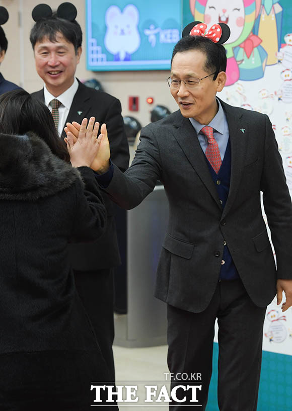지성규 KEB하나은행장(오른쪽)이 2020년 경자년 첫 근무일인 2일 오전 서울 중구 을지로 KEB하나은행 본점에서 출근하는 직원과 인사를 나누고 있다. /김세정 기자