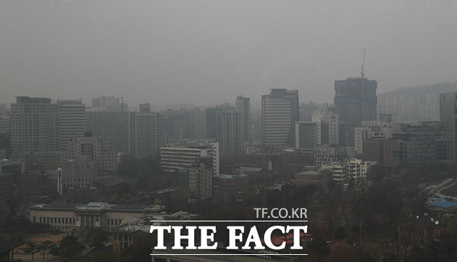 금요일인 3일 전국의 미세먼지가 나쁨 수준을 보이는 가운데 서울을 포함한 수도권 지역에서 미세먼지 예비저감조치가 시행된다. /이동률 기자