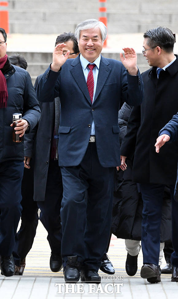 전광훈 한국기독교총연합회 대표회장 목사 겸 문재인하야범국민투쟁본부 총괄대표가 2일 오전 서울 서초동 서울중앙지법에서 열린 구속전 피의자 심문에 출석하고 있다. 전 목사는 지난해 10월 보수 단체 광화문 집회 폭력 행위를 주도한 혐의를 받고 있다. /임영무 기자