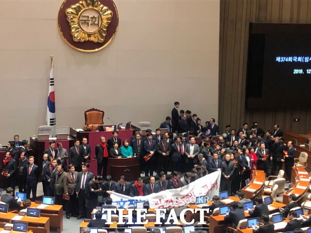 지난해 12월 30일 열린 국회 본회의에서 한국당 의원들은 공수처법 표결을 저지하기 위해 문희상 국회의장의 의장석 진입을 막았다. 하지만 결국 다수결의 힘으로 공수처법은 통과됐고, 한국당은 현실적으로 불가능한 의원직 총사퇴 카드를 꺼내 쇼란 평가를 받았다. /문혜현 기자