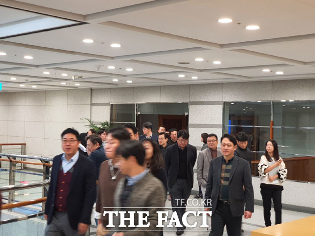 현대자동차그룹 직원들이 2020년 신년회를 마친 뒤 강당을 빠져나오고 있다. /서초구=이성락 기자