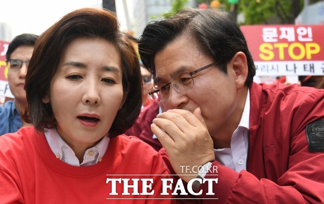 검찰이 2일 패스트트랙 충돌 사건 관련해 황 대표와 한국당 소속 현역의원 23명, 이 의원을 포함한 민주당 의원 5명을 불구속 기소 또는 약식기소했다고 밝혔다. 사진은 황교안 자유한국당 대표와 나경원 전 원내대표. / 더팩트 DB