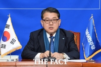 [TF포토] 취재진 질문에 답변하는 김병주 대장