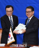 [TF포토] 민주당 관련 책자 받는 김병주 예비역 대장