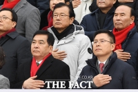 [TF포토] 국기에 대한 경례하는 황교안 대표