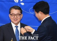 [TF포토] 민주당 배지 받는 김병주 예비역 대장