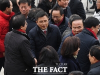 [TF포토] 의원들과 새해 인사 나누는 황교안 대표