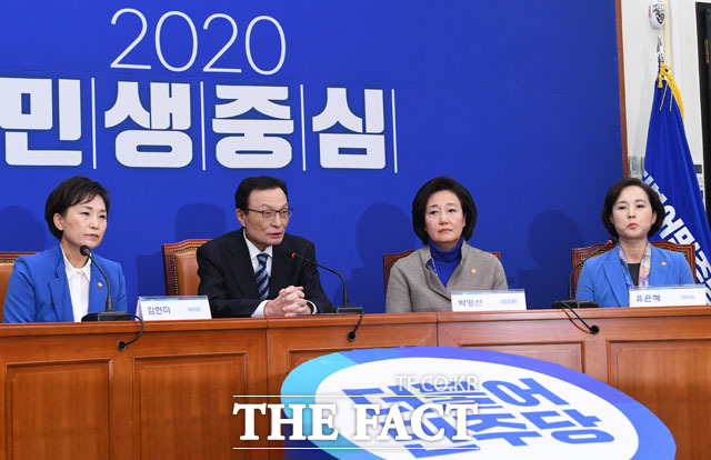 이해찬 더불어민주당 대표(왼쪽에서 두 번째)와 총선 불출마를 선언한 김현미 국토교통부, 박영선 중소벤처기업부, 유은혜 사회부총리 겸 교육부 장관(왼쪽부터)이 3일 오전 서울 여의도 국회에서 입장을 밝히고 있다./국회=남윤호 기자