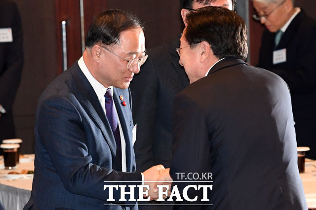 홍남기 경제부총리(왼쪽)와 김기문 중소기업중앙회장이 3일 오후 서울 강남구 코엑스에서 열린 2020년 경제계 신년인사회에 참석해 악수를 하고 있다./남윤호 기자