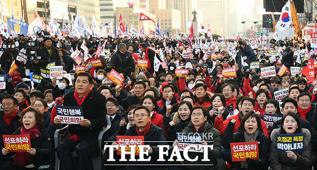황교안 자유한국당 대표와 심재철 원내대표 등 당원들이 3일 오후 서울 종로구 세종문화회관 앞에서 열린 국민과 함께! 희망 대한민국 만들기 국민대회에 참석해 구호를 외치고 있다. /이동률 기자