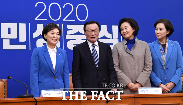 이해찬 더불어민주당 대표(왼쪽에서 두 번째)와 총선 불출마를 선언한 김현미 국토교통부, 박영선 중소벤처기업부, 유은혜 사회부총리 겸 교육부 장관(왼쪽부터)이 3일 오전 서울 여의도 국회에서 기념촬영을 하고 있다./국회=남윤호 기자