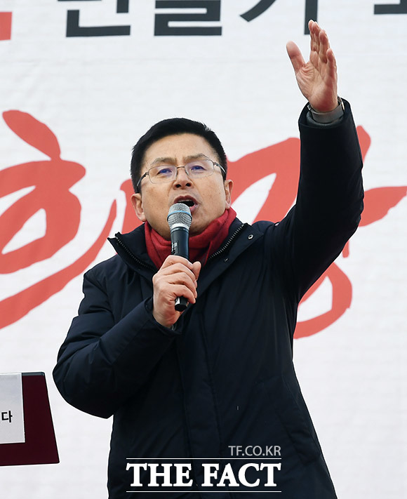 황교안 자유한국당 대표가 3일 오후 서울 종로구 세종문화회관 앞에서 열린 국민과 함께! 희망 대한민국 만들기 국민대회에 참석해 발언하고 있다. /이동률 기자