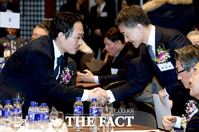 최대집 대한의사협회장(왼쪽)과 박능후 보건복지부 장관이 3일 오전 서울 중구 한국프레스센터에서 열린 2020년 의료계 신년 하례회에 참석해 악수하고 있다. /이선화 기자