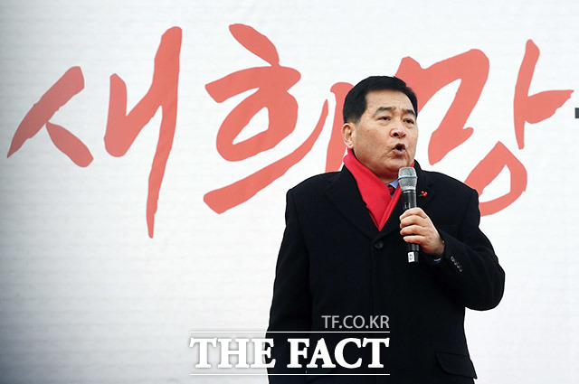 심재철 자유한국당 원내대표가 3일 오후 서울 종로구 세종문화회관 앞에서 열린 국민과 함께! 희망 대한민국 만들기 국민대회에 참석해 발언하고 있다. /이동률 기자
