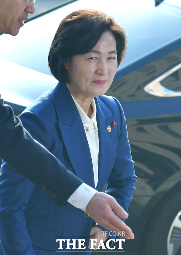 추미애 신임 법무부 장관이 3일 오전 경기 정부과천종합청사에서 열린 법무부 장관 취임식에 참석하고 있다. /과천=이덕인 기자