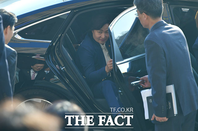 추미애 신임 법무부 장관이 3일 오전 경기 정부과천종합청사에서 열린 법무부 장관 취임식에 참석하기 위해 차량에서 내리고 있다./과천=이덕인 기자