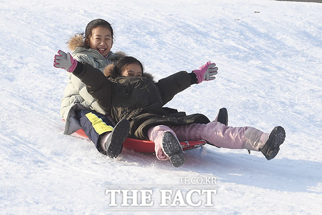 3일 오전 서울 광진구 뚝섬한강공원 야외 눈썰매장에서 어린이들이 눈썰매를 즐기고 있다. /이동률 기자