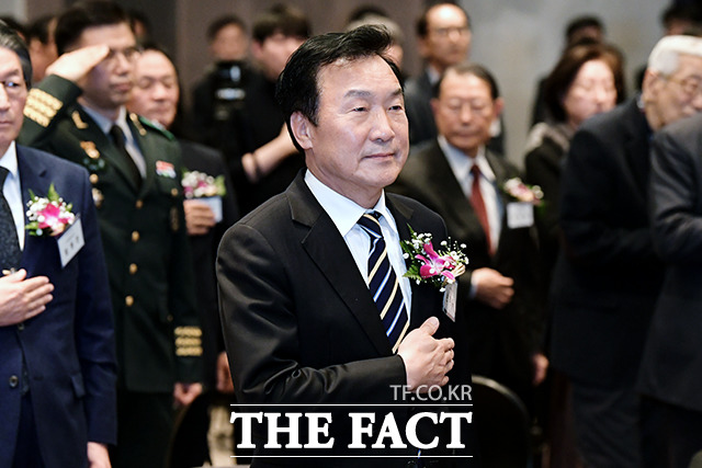 손학규 바른미래당 대표(가운데)가 3일 오전 서울 중구 한국프레스센터에서 열린 2020년 의료계 신년 하례회에 참석해 국민의례를 하고 있다. /이선화 기자