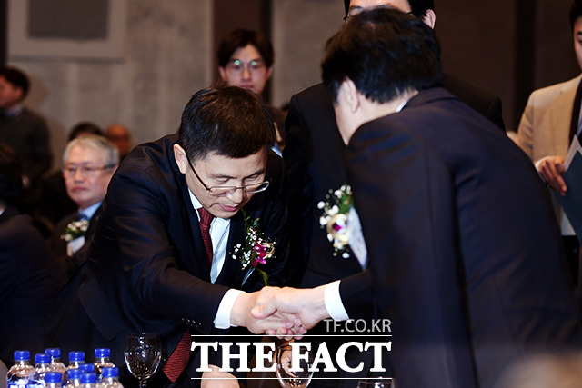 황교안 자유한국당 대표(왼쪽)가 3일 오전 서울 중구 한국프레스센터에서 열린 2020년 의료계 신년 하례회에 참석해 손학규 바른미래당 대표와 악수하고 있다. /이선화 기자