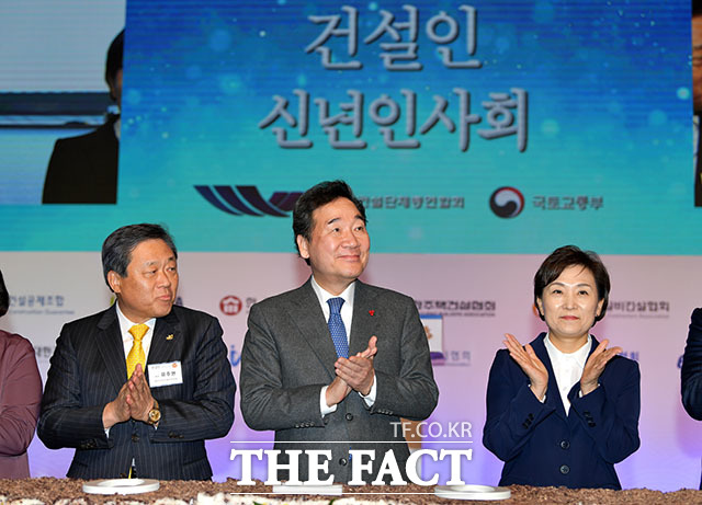 유주현 대한건설협회 회장과 이낙연 국무총리, 김현미 국토교통부 장관(왼쪽부터).