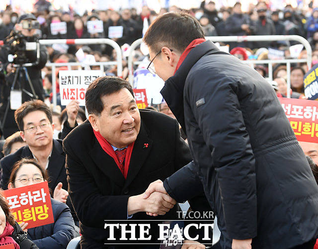 심재철 자유한국당 원내대표(왼쪽)와 황교안 대표가 3일 오후 서울 종로구 세종문화회관 앞에서 열린 국민과 함께! 희망 대한민국 만들기 국민대회에 참석해 인사를 나누고 있다. /이동률 기자