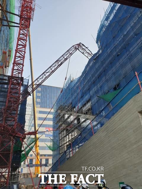 3일 오전 8시 30분께 인천시 연수구 송도국제도시 한 신축공사 현장에서 타워크레인이 넘어져 근로자 2명이 숨졌다. / 인천소방본부 제공