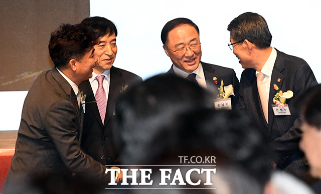 홍남기 경제부총리겸 기획재정부 장관이 3일 오후 서울 중구 신라호텔에서 열린 2020 범금융 신년인사회에 참석해 은성수 금융위원장, 이주열 한국은행 총재와 대화를 나누고 있다. /임영무 기자