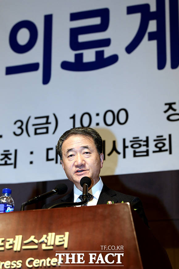 박능후 보건복지부 장관이 3일 오전 서울 중구 한국프레스센터에서 열린 2020년 의료계 신년 하례회에 참석해 축사를 하고 있다. /이선화 기자