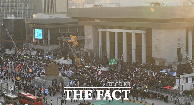 3일 오후 서울 종로구 세종문화회관 앞에서 국민과 함께! 희망 대한민국 만들기 국민대회가 열린 가운데 많은 자유한국당 당원과 관계자들이 모여있다. /이동률 기자