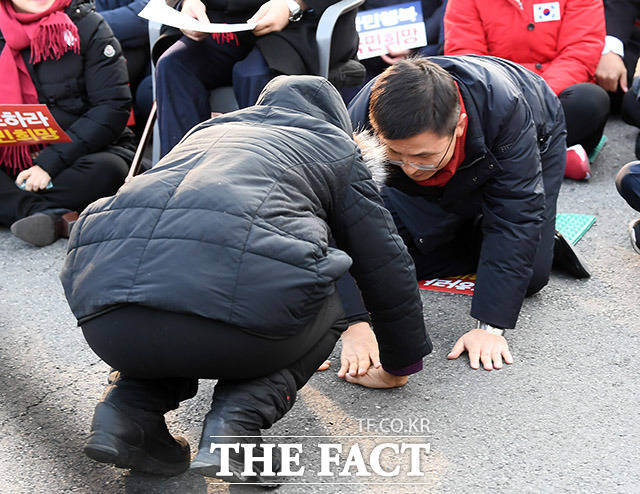 황교안 자유한국당 대표(오른쪽)가 3일 오후 서울 종로구 세종문화회관 앞에서 열린 국민과 함께! 희망 대한민국 만들기 국민대회에서 지지자에게 큰절을 받고 있다. /이동률 기자