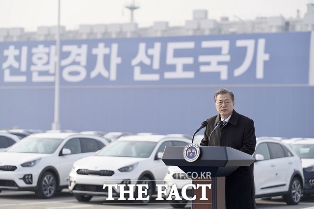 문재인 대통령이 3일 오전 경기 평택항 친환경차 수출 현장을 방문해 인사말을 하고 있다. /청와대 제공