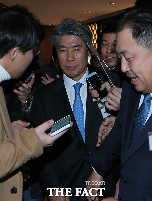 윤종원 IBK기업은행장이 3일 오후 서울 중구 신라호텔에서 열린 2020 범금융 신년인사회 도중 행사장을 빠져 나가며 취재진에 둘러싸여 있다. /임영무 기자