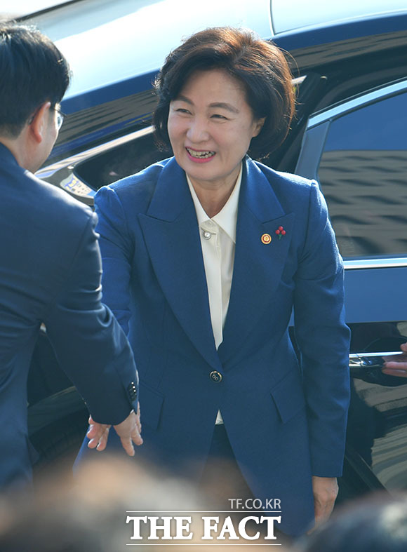 추미애 신임 법무부 장관이 3일 오전 경기 정부과천종합청사에서 열린 법무부 장관 취임식에 참석해 관계자들과 인사하고 있다. /과천=이덕인 기자