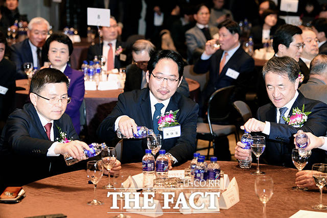 황교안 자유한국당 대표, 최대집 대한의사협회장, 박능후 보건복지부 장관(왼쪽부터)이 3일 오전 서울 중구 한국프레스센터에서 열린 2020년 의료계 신년 하례회에 참석해 대화를 멈추고 잔에 물을 따르고 있다. /이선화 기자