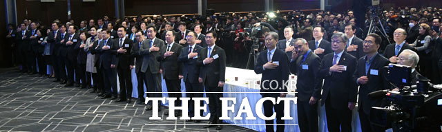 이낙연 국무총리를 비롯한 경제단체장과 기업인들이 3일 오후 서울 강남구 코엑스에서 열린 2020년 경제계 신년인사회에 참석해 국민의례를 하고 있다./남윤호 기자