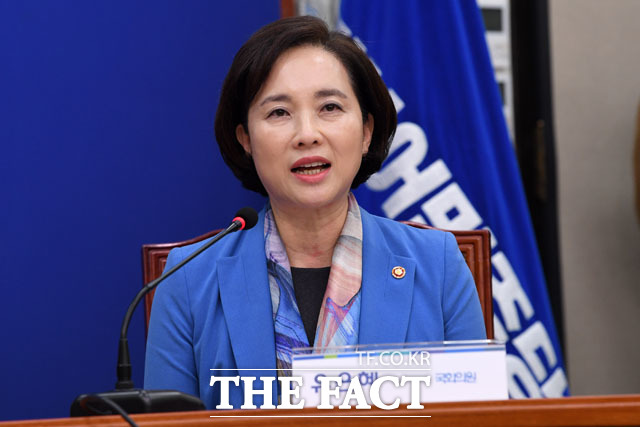 유은혜 사회부총리 겸 교육부 장관이 3일 오전 서울 여의도 국회에서 총선 불출마 입장을 밝히고 있다./국회=남윤호 기자