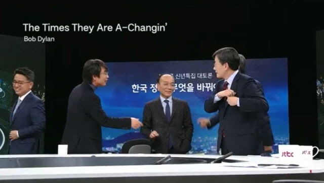 이날 토론에 참여한 패널들은 보수 통합을 놓고 혁신 없는 통합은 의미가 없다고 입을 모았다. /JTBC 방송 화면 갈무리